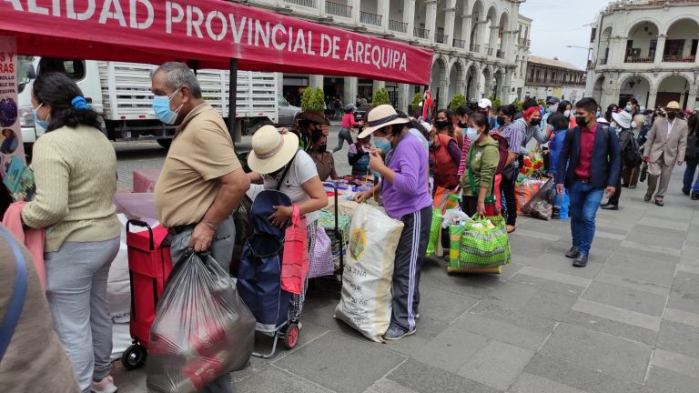 Intercambian productos reciclables por material para el hogar en Arequipa