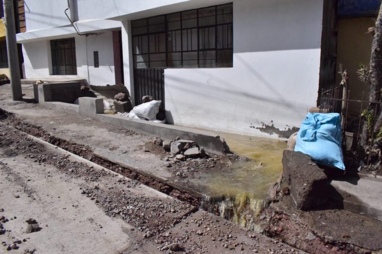 Paucarpata: Colapso de desagüe afecta viviendas del sector de 1.º de Abril