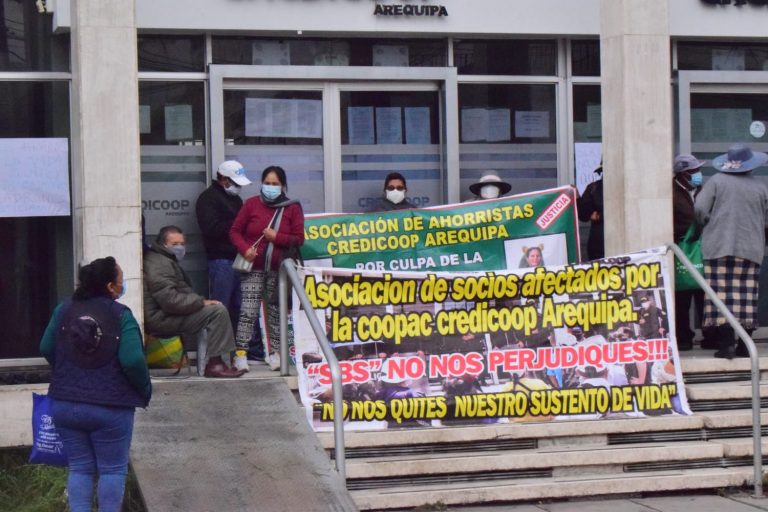 Ahorristas de Credicoop impiden que se siga pagando a trabajadores de la cooperativa