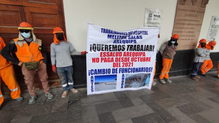 Trabajadores del Hospital Meliton Salas protestan por paralización de obras y falta de pagos