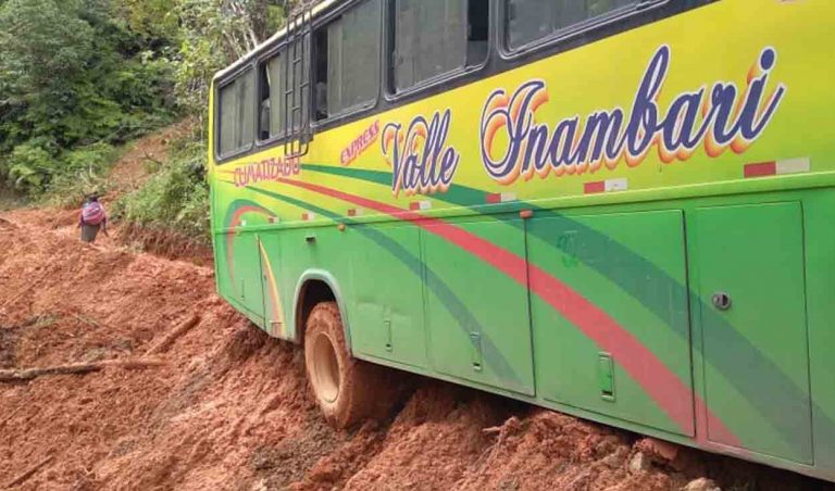 Bus de transporte interprovincial se salva de caer a abismo