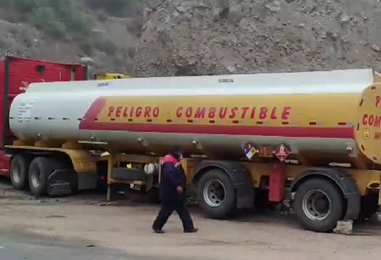 Dos camiones cargados de combustible chocan en Torata