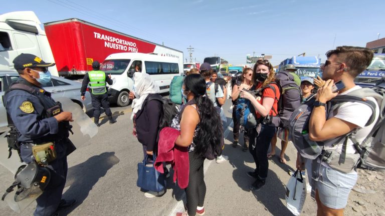 Manifestantes ofrecen disculpas a turistas varados en el km 48 por paro nacional de transportistas
