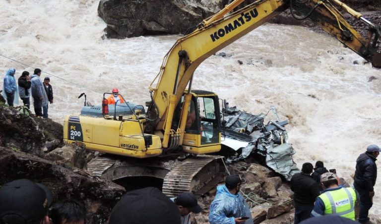 Encuentran el quinto cadáver de miniván que cayó al río Macusani