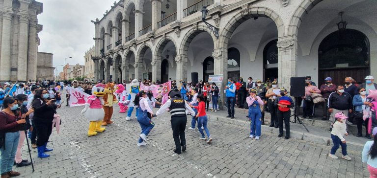 Realizan actividades en conmemoración del Día de la Mujer en la plaza de Armas