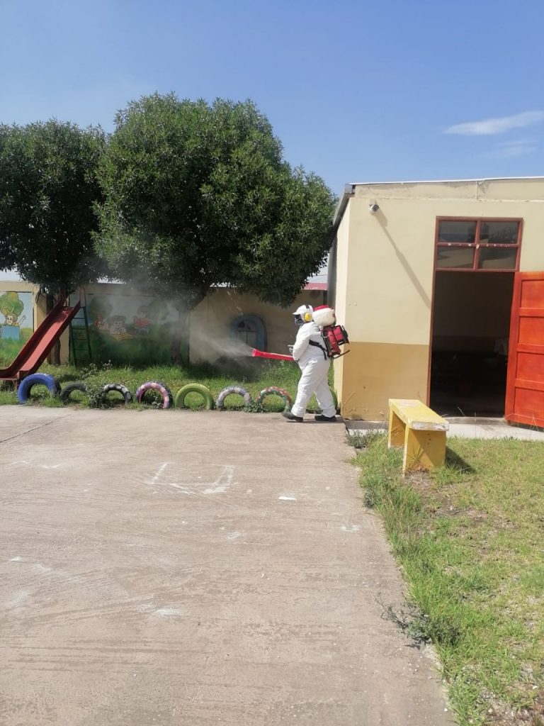 Cayma: Realizan fumigación de colegios previo al inicio del año escolar