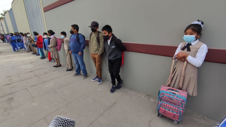 Escolares regresaron después de dos años a sus instituciones educativas en Arequipa