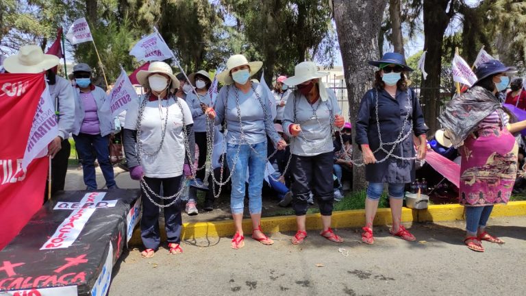Personal de Incalpaca se encadena en su décimo día de protesta: «Las empresas nos quieren declarar esclavos»