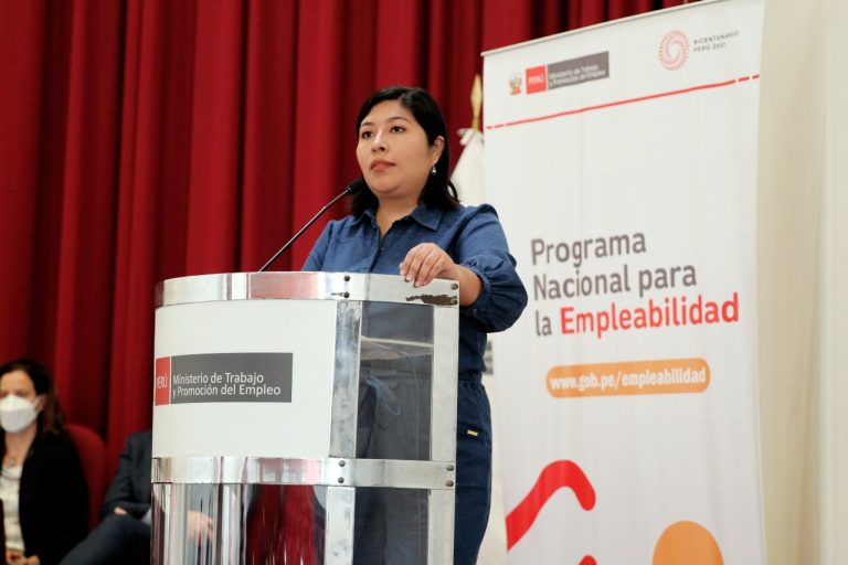Betssy Chávez presenta proyecto para adelantar elecciones en caso de renuncia o vacancia