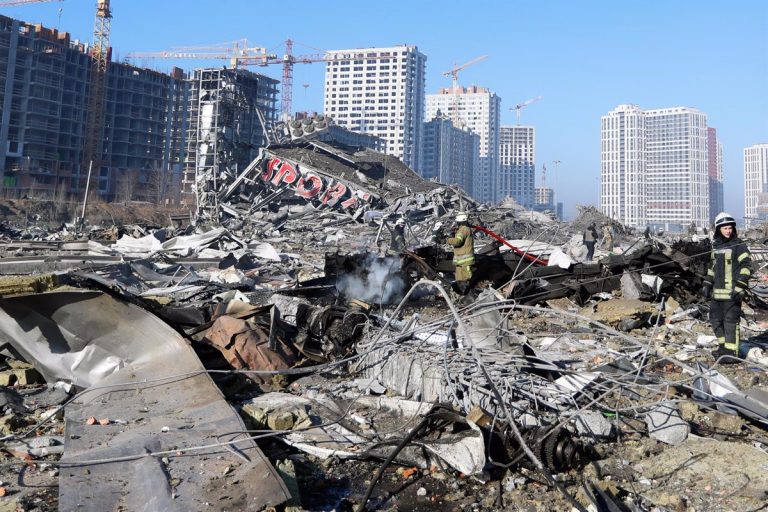 Ascienden a ocho los muertos en bombardeo contra centro comercial en Kiev