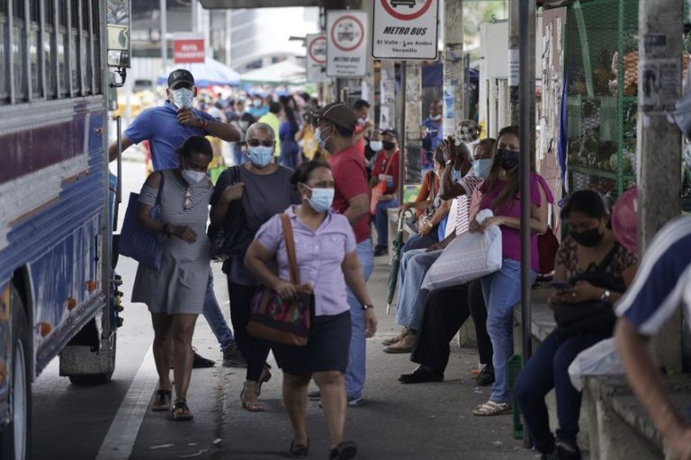 Panamá suspende el uso obligatorio de mascarillas en espacios abiertos