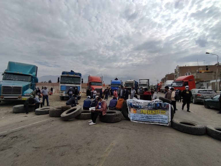 Transportistas de carga pesada iniciaron huelga indefinida por el alza del costo del combustible