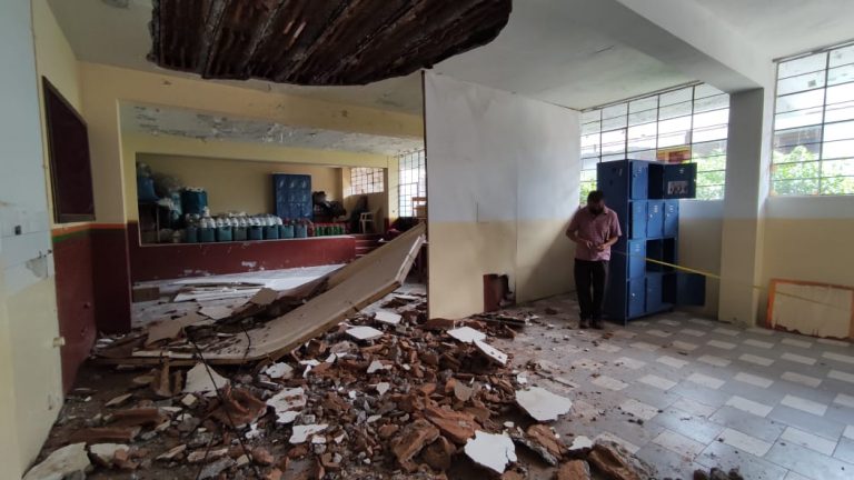 Techo de aula de colegio en Paucarpata cayó por antigüedad de la infraestructura