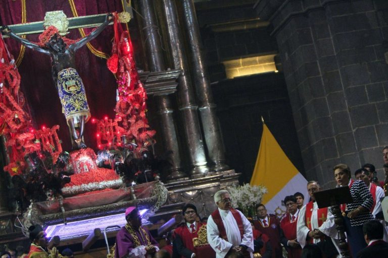 Decenas de fieles se congregan en la plaza de Armas de Cusco en honor al Señor de los Temblores
