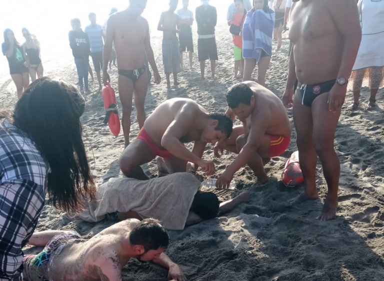 Policías rescatan a dos varones de morir ahogados en playa de Mollendo