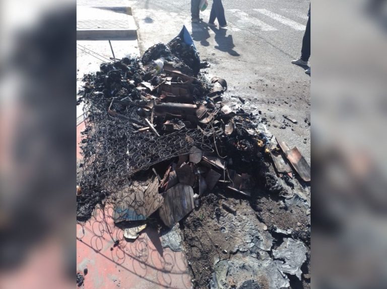 Personas inescrupulosas queman contenedores de basura en Mariano Melgar