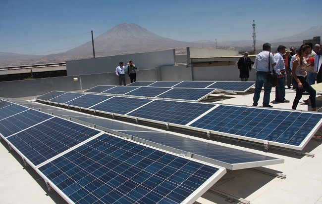 Instalarían paneles solares en colegios y hospitales
