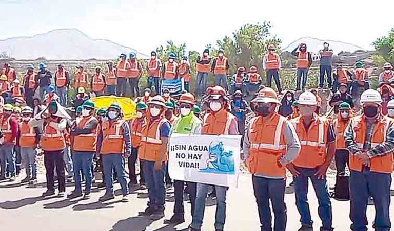 Trabajadores de Southern protestan por servicio agua para el campamento minero