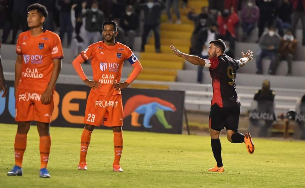 Cuesta celebra su gol ante César Vallejo
