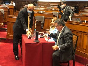 Kárelim López en el Congreso y su abogado.