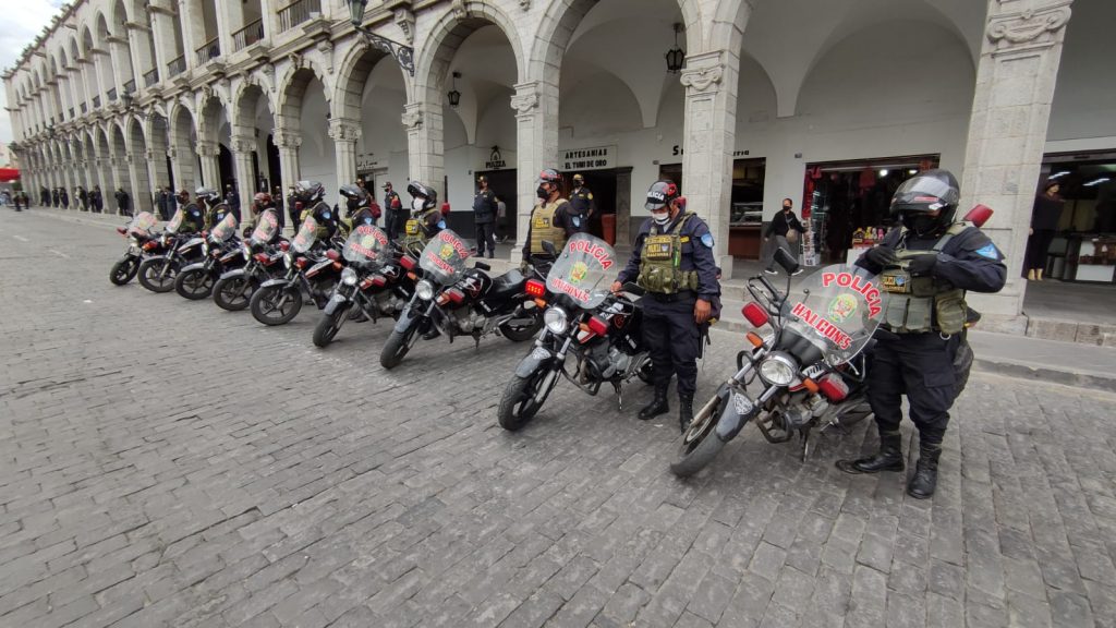 Efectivos llegaron hasta la plaza de Armas para prevenir disturbios por protestas.