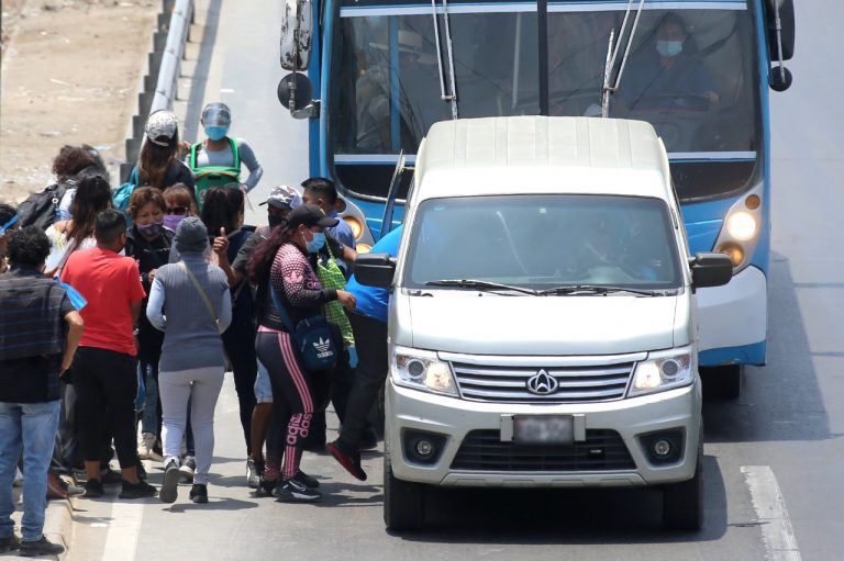 Transportistas de buses interprovinciales anuncian paro nacional si formalizan a autos colectivos