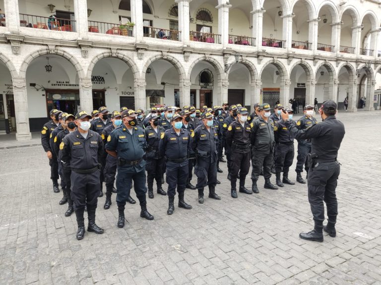 Plaza de Armas amanece con resguardo policial ante anuncio de protestas