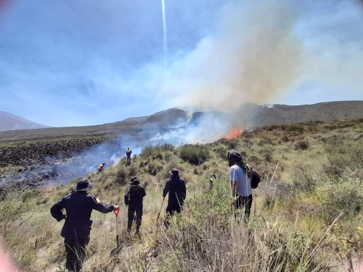 Luego de 22 horas lograron controlar incendio en las faldas del volcán Misti