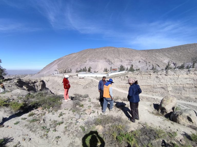 Cerro Colorado: Vecinos preocupados por extracción irregular que afecta sus domicilios en quebrada Azufral