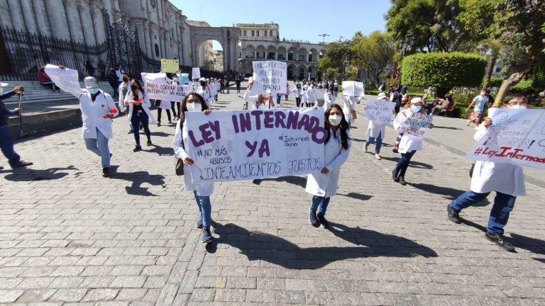 Estudiantes de medicina protestaron en la plaza de Armas