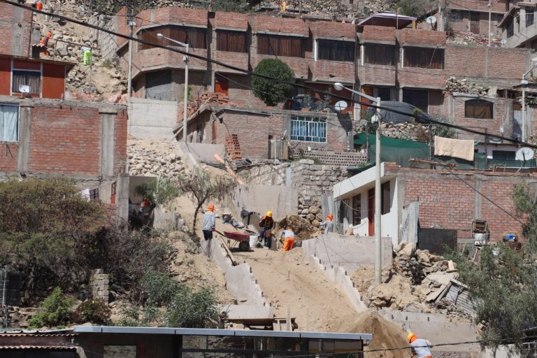 Vecinos de Señor de Huanca en Mariano Melgar se beneficiarán con la construcción de vías peatonales