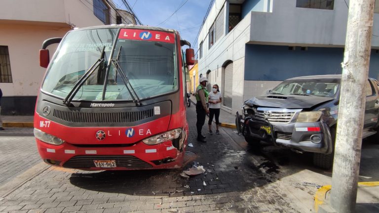 Esta mañana en la calle Arica (Cruce del Cercado con Miraflores) se produjo un accidente de tránsito donde se presentó solo daños materiales.