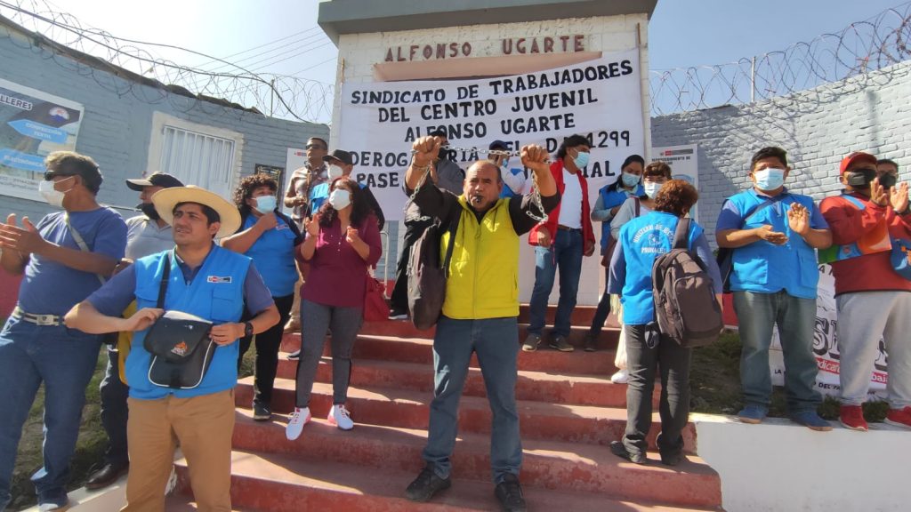 El Sindicato de Trabajadores del Centro Juvenil “Alfonso Ugarte”, esta mañana, realizó una protesta en los exteriores de esta entidad denunciando discriminación y explotación salarial.