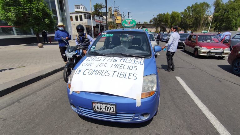 Protesta en el Cercado: Taxistas aseguran que grifos elevaron la tarifa de los combustibles