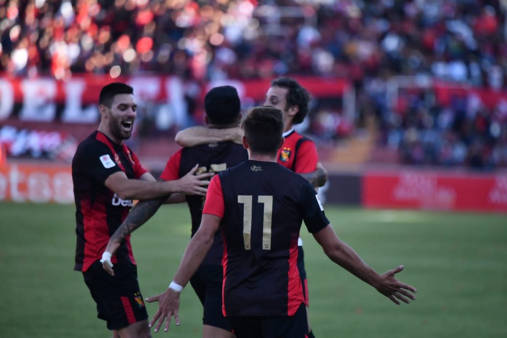 Foto: Diego Ramos - Jugadores de Melgar celebrando el primero del partido