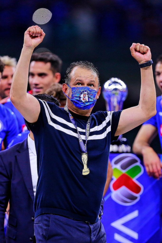 Juan Reynoso celebrando el título de la Liga MX con Cruz Azul
