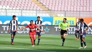 Kevin Ortega persiguiendo a Marcio Valverde luego de marcarle gol a Alianza LIma