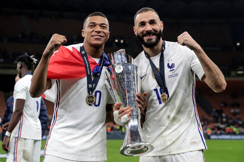 Benzema y Mbappé celebrando título con selección francesa