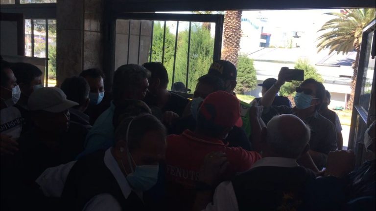 Segundo día: Trabajadores del Fenutssa radicalizaron su protesta e impidieron el ingreso de pacientes al hospital