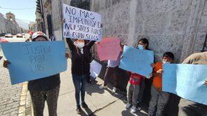 Padres protestando por abuso de menor