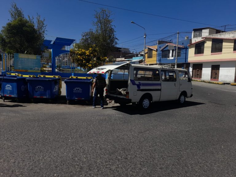 Hombres que arrojaban escombros en contenedores fueron intervenidos por fiscalizadores de Mariano Melgar