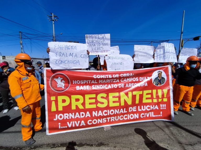 Arequipa: Trabajadores de construcción civil del Hospital Maritza Campos exigen cumplimiento de pagos