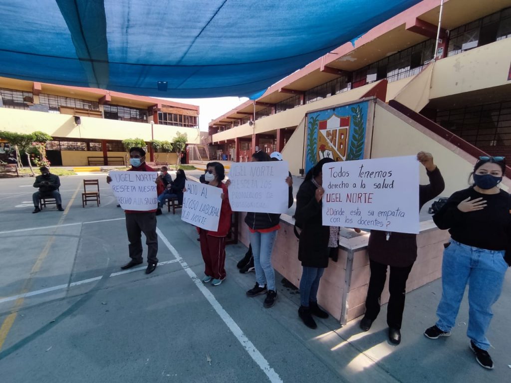 Profesores del colegio Micaela Bastidas realizan protesta exigiendo garantías sanitarias ante casos COVID-19 en el plantel