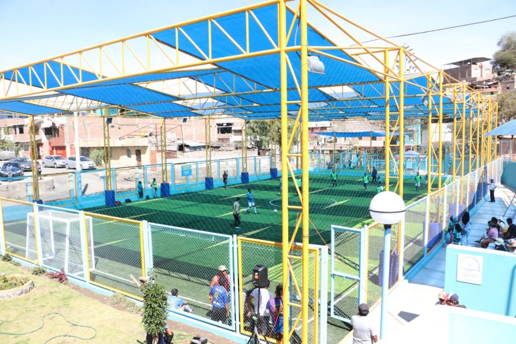 Inauguran renovadas instalaciones del complejo deportivo ubicado en el Pueblo Joven Santo Domingo.