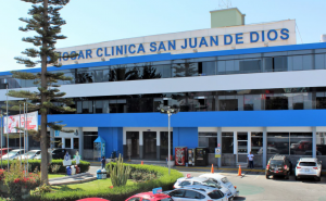 El menor se encuentra internado en la clínica San Juan de Dios, debido a que presentaba diversos golpes y habría sido víctima de abuso sexual.