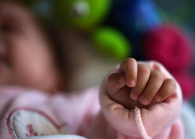 Colombia: Fallece bebé de tres meses que habría sido abusada por su padrastro