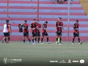 Jugadores de Melgar celebrando el tanto 'Rojinegro'