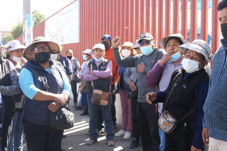 Pobladores de Caylloma llegan al Gobierno Regional para rechazar la firma de la Adenda 13
