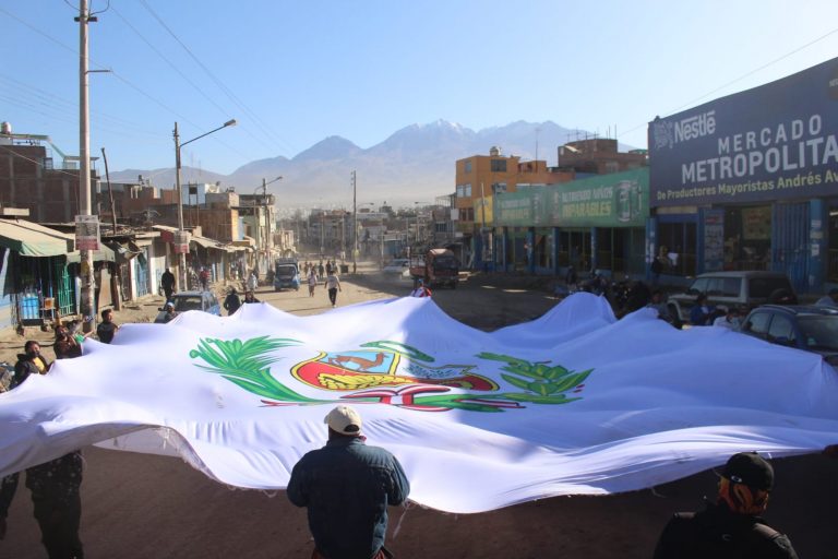 Comerciantes del Avelino confeccionan una gran bandera para alentar a la selección