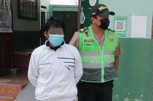 La víctima (conviviente) logró escapar de su agresor y pidió ayuda a las autoridades cercanas del distrito.